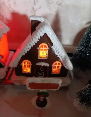 Incantevole set di casette di pan di zenzero per decorare la tua casa a Natale