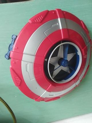 Escudo Capitán América lanza discos