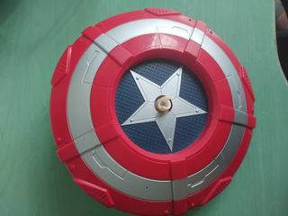 Escudo Capitán América lanza discos