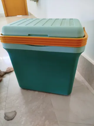 Frigorifero portatile blu e arancione