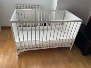 Cuna blanca con colchón y almohada