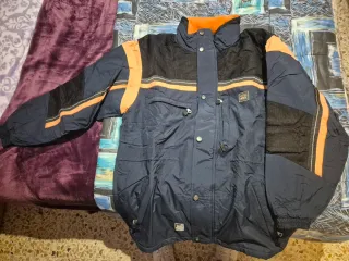 Chaqueta de nieve azul y naranja
