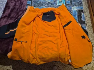 Chaqueta de nieve azul y naranja