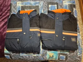 Chaqueta de nieve azul y naranja