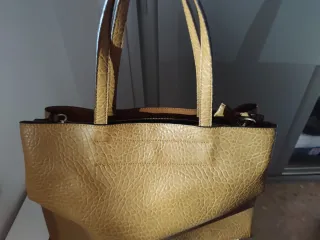 Bolso de piel beige y marrón