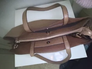 Bolso de piel beige y marrón