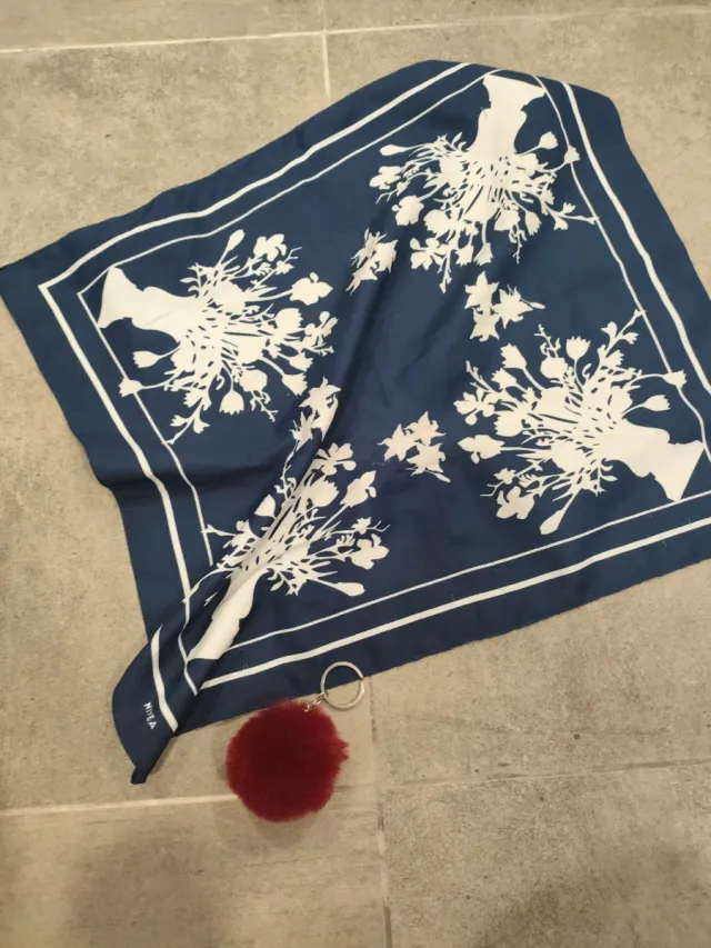 Lenço azul com chaveiro pompom vermelho