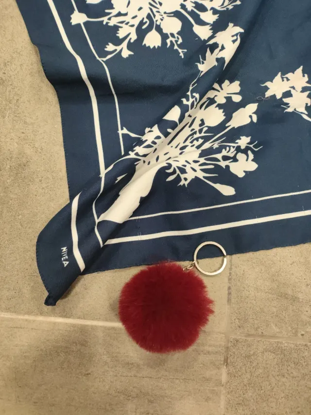 Lenço azul com chaveiro pompom vermelho