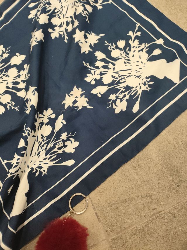 Lenço azul com chaveiro pompom vermelho