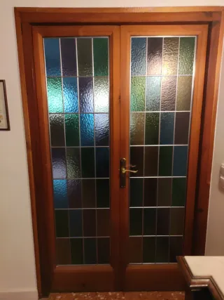 6 portes de fusta i mixtes.