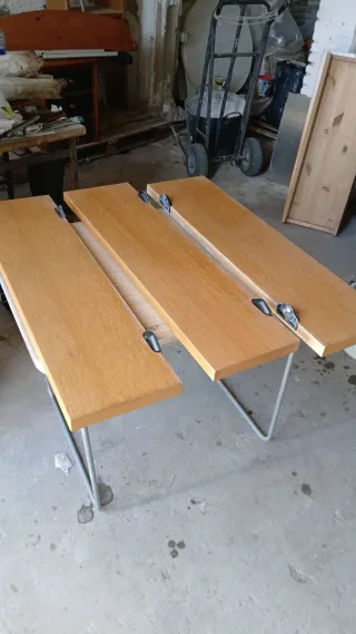 Estanterías de madera y metal