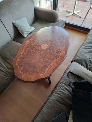 Mesa auxiliar de madera tallada