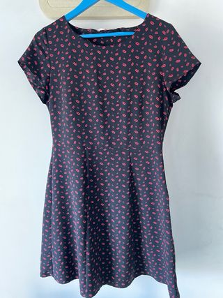 Vestito Camaieu nero con stampa labbra