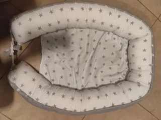 Cojín nido bebé estrellas