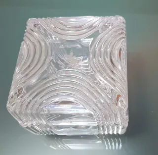 Caja, joyero cristal tallado. Su peso 999 kg