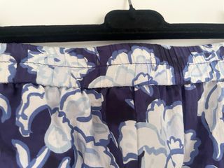 Pantalón estampado floral azul y blanco