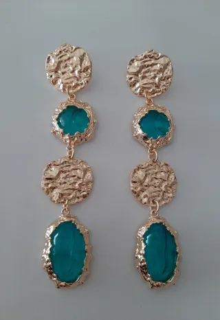 Pendientes dorados largos resina verde azulado