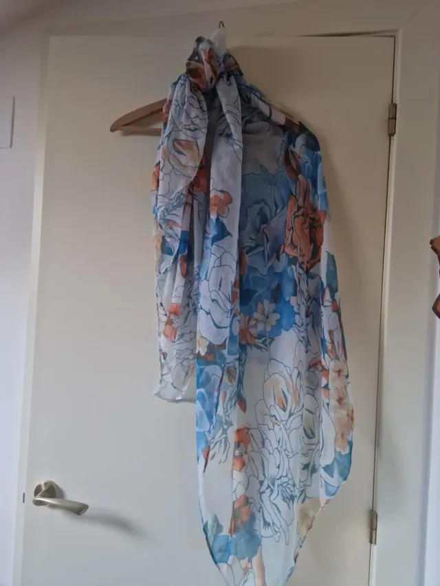 Pañuelo estampado floral azul y naranja