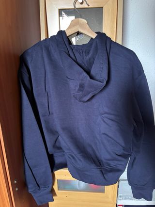 Sudadera azul con número 98