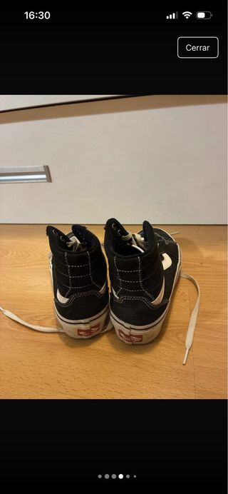 Zapatillas Vans tipo Bota Negras y Blancas