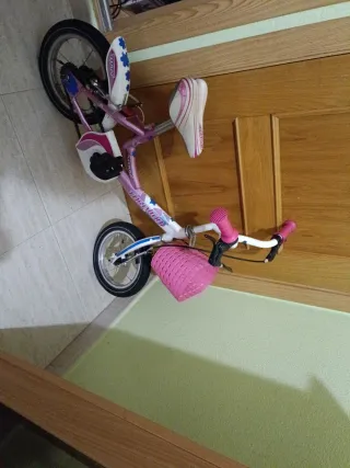Bicicleta infantil rosa con cesta
