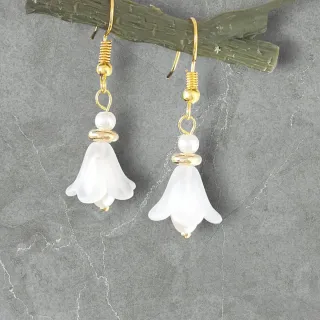 Pendientes de flor blancos y dorados