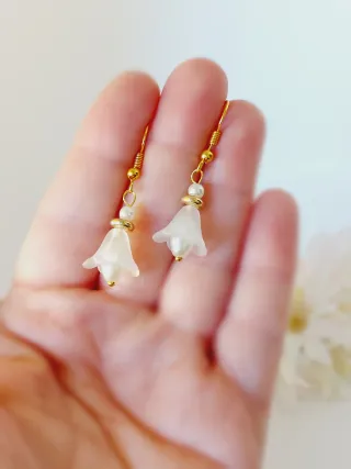 Pendientes de flor blancos y dorados