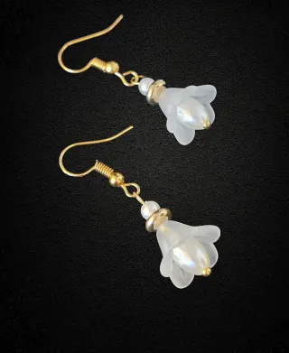 Pendientes de flor blancos y dorados