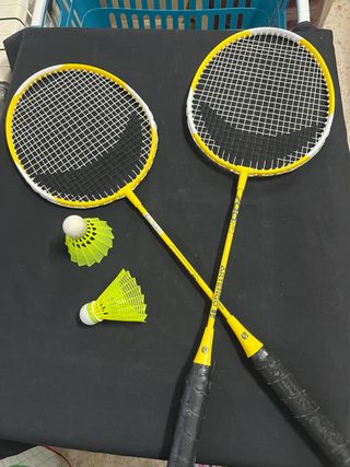Raquetas de bádminton y volantes amarillos