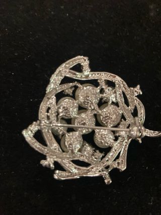 Spilla con cristalli swaroskycon perle e cristalli