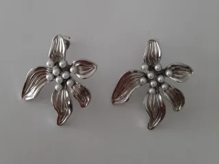 Pendientes flor plateados con perlitas