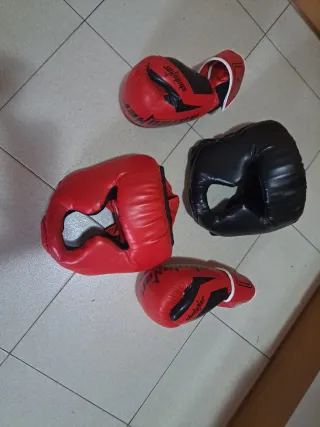 Guantes de Boxeo Rojos y Negros