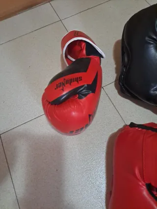 Guantes de Boxeo Rojos y Negros