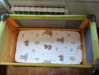 Trona infantil + cuna plegable  y hamaca musical