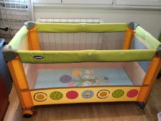 Trona infantil + cuna plegable  y hamaca musical