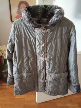 Chaqueta acolchada ReverMile gris verdoso.