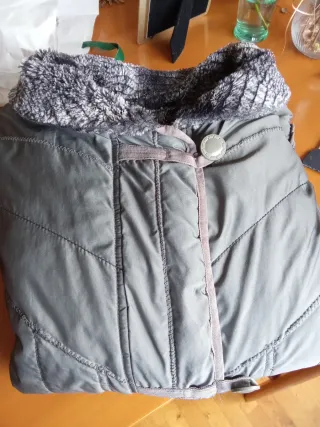 Chaqueta acolchada ReverMile gris verdoso.