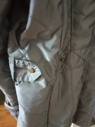 Chaqueta acolchada ReverMile gris verdoso.