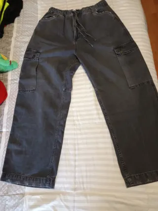 Vaqueros cargo grises BERSHKA