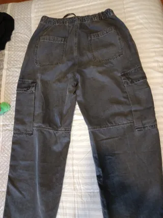 Vaqueros cargo grises BERSHKA