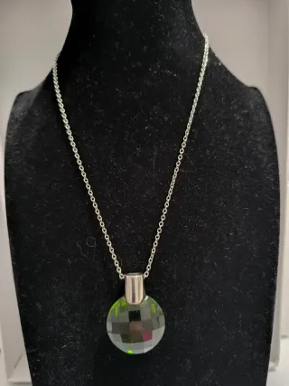 Collar con colgante de cristal verde