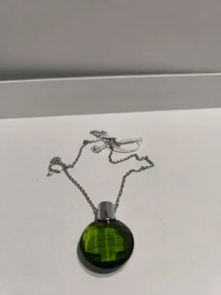 Collar con colgante de cristal verde