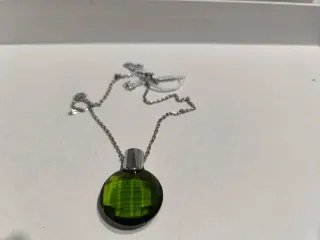 Collar con colgante de cristal verde