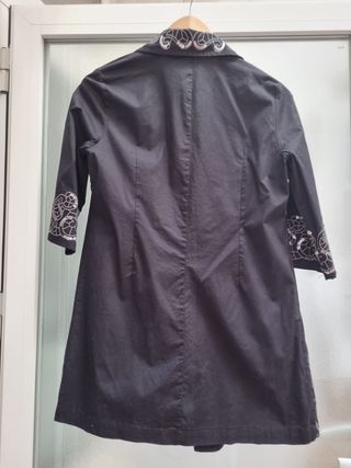 Blazer larga negra con bordado