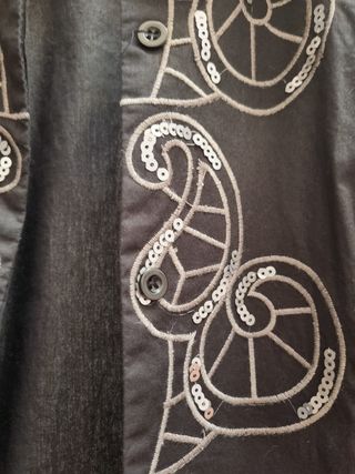 Blazer larga negra con bordado