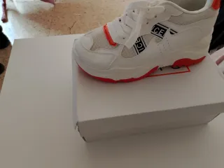 Zapatillas blancas y rojas talla 37 sin usar