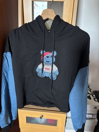 Sudadera con parche de oso y mangas azules