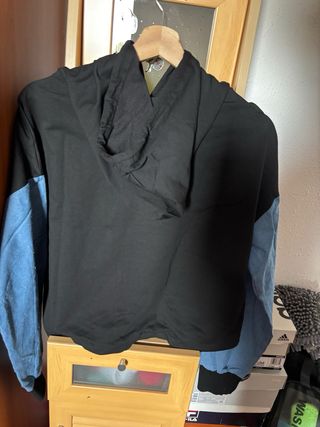 Sudadera con parche de oso y mangas azules