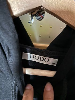 Sudadera con parche de oso y mangas azules