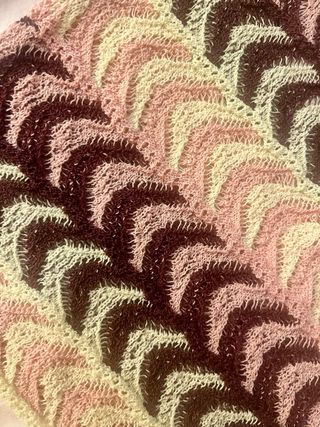 Top Asimétrico Crochet Marrón y Rosa